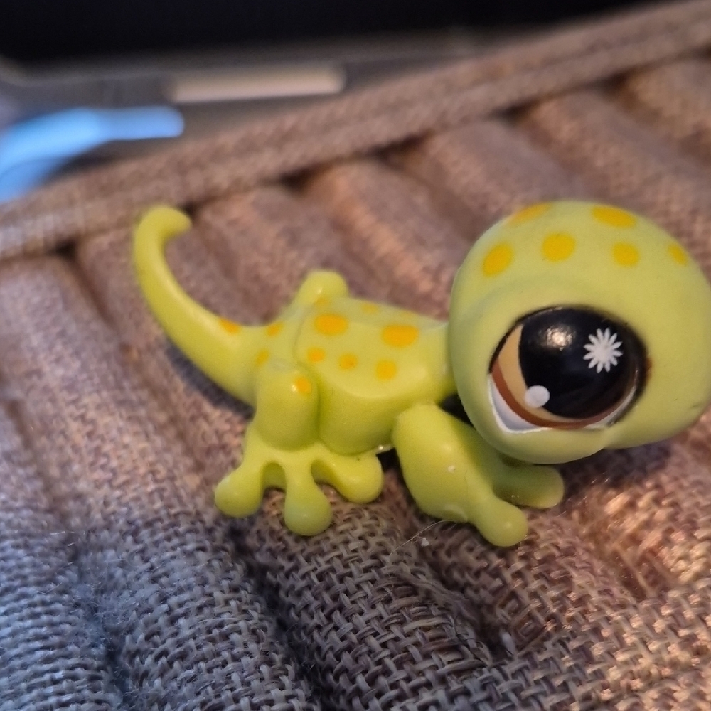 Authentic Littlest Pet Shop #947 Green spotted gecko